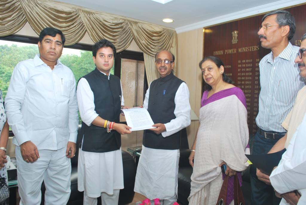 Mira Aggarwal with Vijay Goel and Union Power Minister Sh. Jyotiradiya Scindhia 
